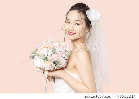 一個女人穿著婚紗的新娘形象 73512214