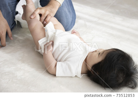 父親更換嬰兒紙尿褲(0歲,6個月大,女孩,日本人) 父親更換嬰兒紙尿褲(0歲,6個月大,女孩,日本人) 73512853