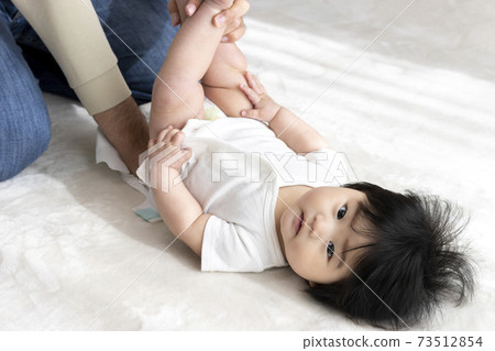 父親更換嬰兒紙尿褲(0歲,6個月大,女孩,日本人) 父親更換嬰兒紙尿褲(0歲,6個月大,女孩,日本人) 73512854