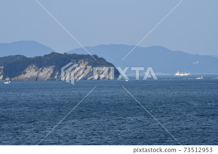 從重崎海岸眺望虎島(友島)和中野瀨戶的景色 從重崎海岸眺望虎島(友島)和中野瀨戶的景色 73512953