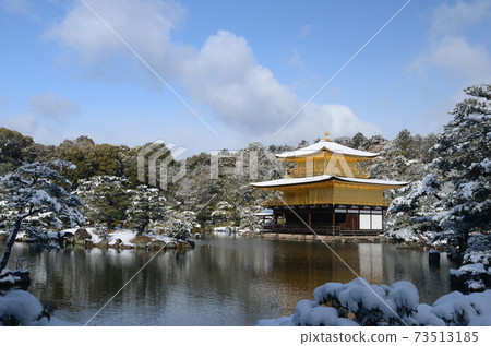 京都冬日風光,雪妝,閃耀的金閣寺 京都冬日風光,雪妝,閃耀的金閣寺 73513185