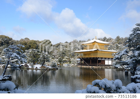 京都冬日風光，雪妝，閃耀的金閣寺 73513186