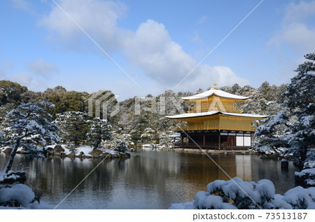 京都冬日風光,雪妝,閃耀的金閣寺 京都冬日風光,雪妝,閃耀的金閣寺 73513187