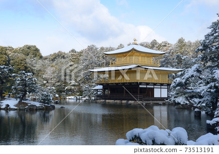 京都金閣寺的冬景 73513191