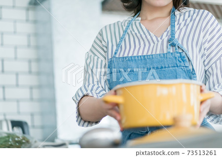 廚房裡的家庭主婦 73513261
