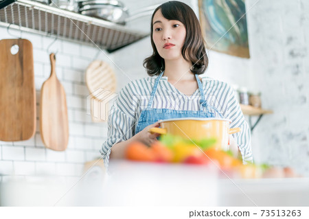 廚房裡的家庭主婦 73513263