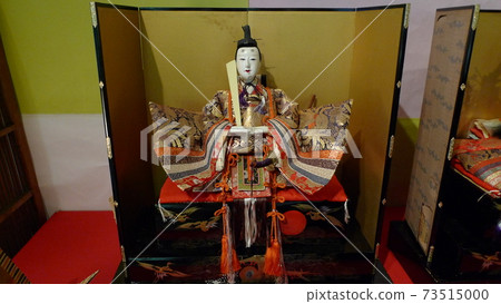 Old chicks wearing old-fashioned costumes, single male chicks, gold folding screens and lacquered pedestals Old chicks wearing old-fashioned costumes, single male chicks, gold folding screens and lacquered pedestals 73515000