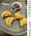 在一家澳大利亞咖啡館吃餃子 73518435
