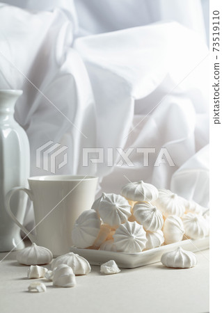 Small white meringues . Small white meringues . 73519110