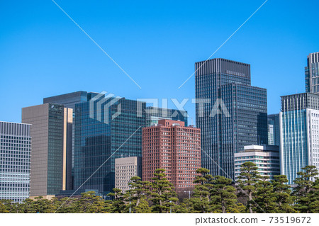 日本的東京城市景觀,俯瞰著湛藍的天空中的丸之內辦公區 日本的東京城市景觀,俯瞰著湛藍的天空中的丸之內辦公區 73519672