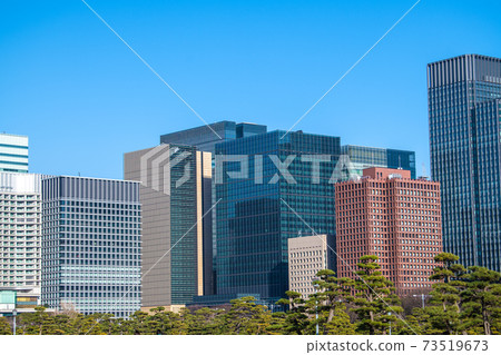 俯瞰丸之內等在藍藍的天空中發光的日本東京市容 73519673