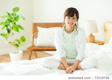 在臥室裡的年輕女子 73519706