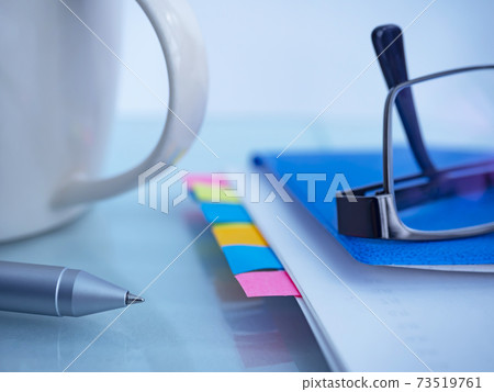 企業形象·文件·眼鏡·筆記本 73519761