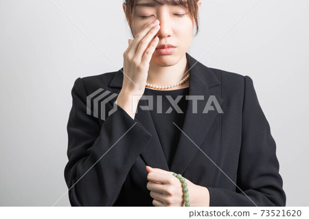 失去愛人後一個悲傷的表情的年輕女子 73521620