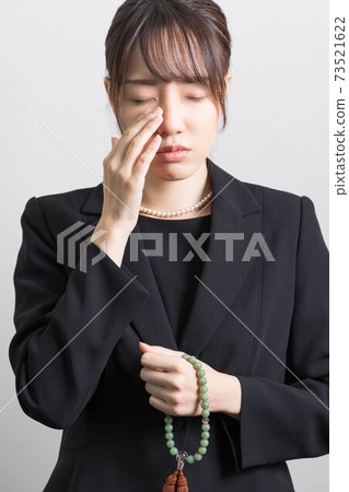 失去愛人後一個悲傷的表情的年輕女子 73521622