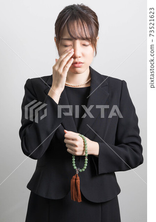 失去愛人後一個悲傷的表情的年輕女子 73521623