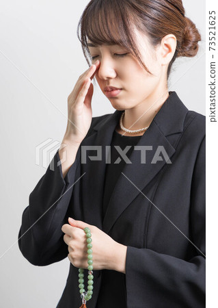 失去愛人後一個悲傷的表情的年輕女子 73521625