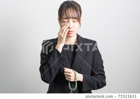 失去愛人後一個悲傷的表情的年輕女子 73521631