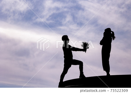 在山丘上大喊愛情的浪漫求婚 在山丘上大喊愛情的浪漫求婚 73522309