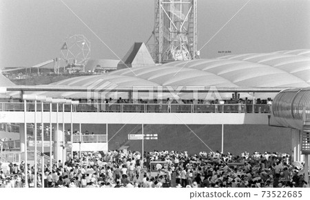 <Osaka> America Pavilion (back) forming a line at the Osaka Expo 73522685