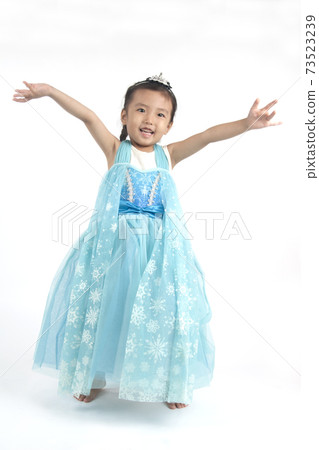 艾爾莎（Elsa）女孩張開雙臂。 73523239