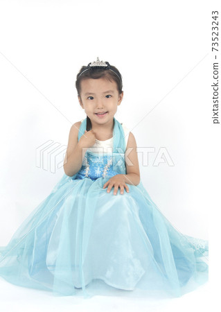 The girl Elsa is smiling. 73523243