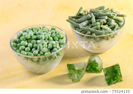Quick-frozen green peas and string beans. 73524135