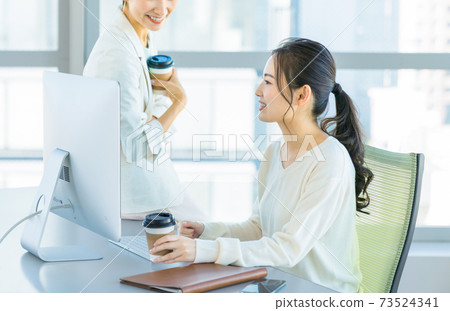 在辦公室裡喝咖啡休息的女商人 73524341