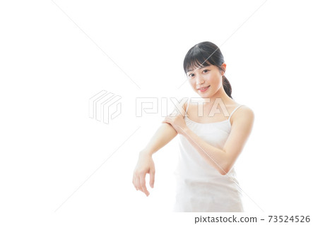 一名年輕女子正在做皮膚護理 73524526