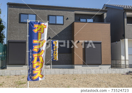 打開房門。家庭遊。房屋展示廳。 73524723