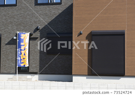 打開房門。家庭遊。房屋展示廳。 73524724