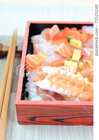 Delicious seafood chirashizushi Delicious seafood chirashizushi 73525248