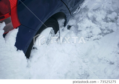 車埋在雪中 73525275