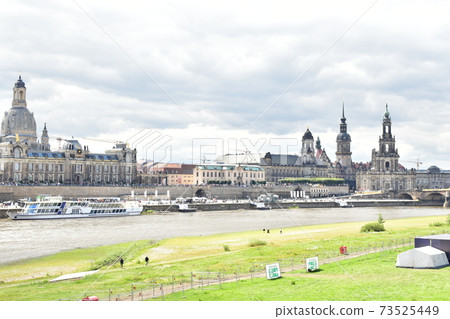 Elbe and Dresden skyline 73525449