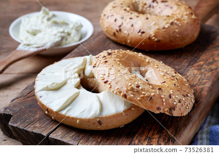 Bagel with cream cheese 73526381