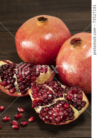 石榴放在深色木紋桌上 石榴放在深色木紋桌上 73527191