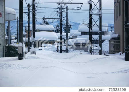 鐵軌完全埋在雪中 鐵軌完全埋在雪中 73528296