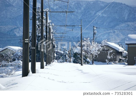 鐵軌完全埋在雪中 鐵軌完全埋在雪中 73528301