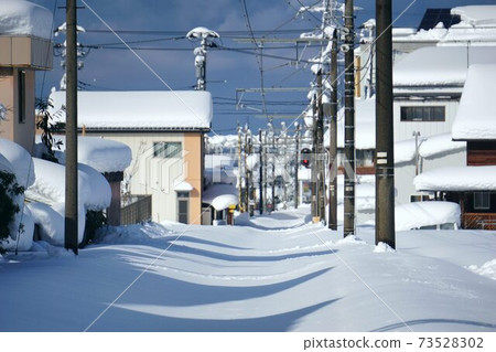 鐵軌完全埋在雪中 鐵軌完全埋在雪中 73528302