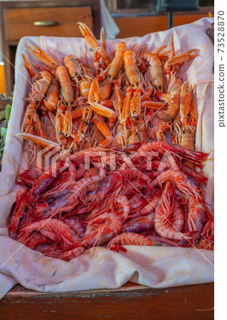 Fresh shrimp and crayfish at Spanish seafood restaurant Fresh shrimp and crayfish at Spanish seafood restaurant 73528870