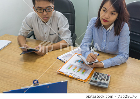 Young employee listen and writing notes in the meeting 73529170