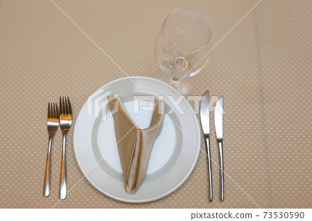 the table setting in restaurant the table setting in restaurant 73530590
