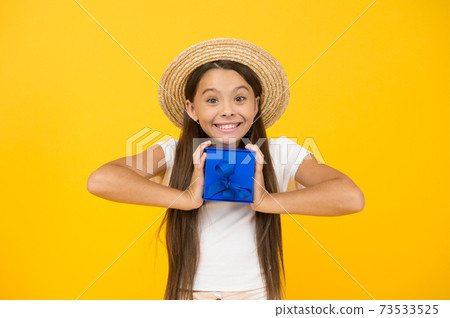 Little girl long hair summer hat hold gift box, birthday surprise concept Little girl long hair summer hat hold gift box, birthday surprise concept 73533525