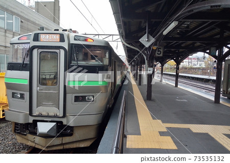 在小樽站下車的Rapid Airport 721系列 在小樽站下車的Rapid Airport 721系列 73535132