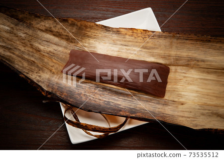 Apprentice yokan wrapped in bamboo skin 73535512