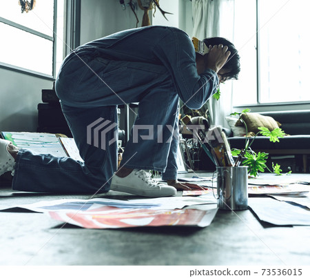 Atelier of male painter 73536015