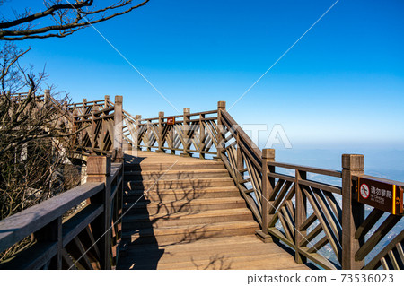 Cliff hanging wooden walkway on top of Tianmen Mountain, China Cliff hanging wooden walkway on top of Tianmen Mountain, China 73536023