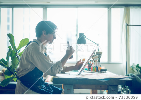 Atelier of male painter 73536059