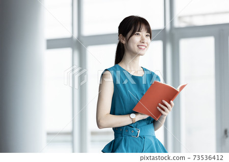 有筆記本的一位小姐 有筆記本的一位小姐 73536412
