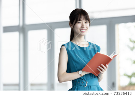 有筆記本的一位小姐 有筆記本的一位小姐 73536413